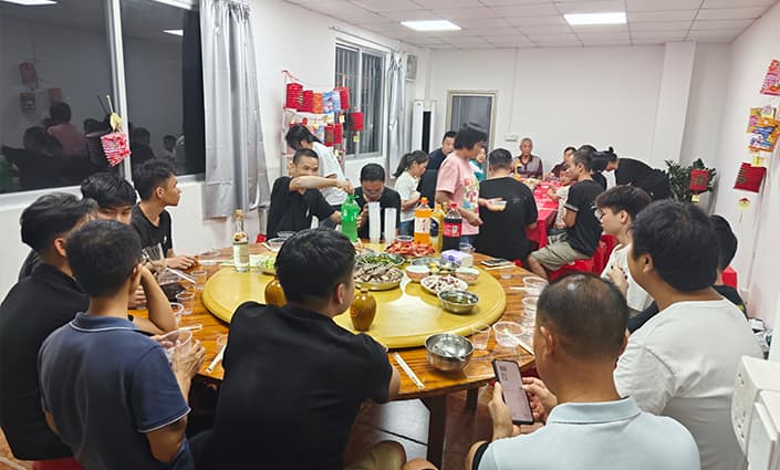 All the staff of the company brought their families to spend the Mid-Autumn Festival together